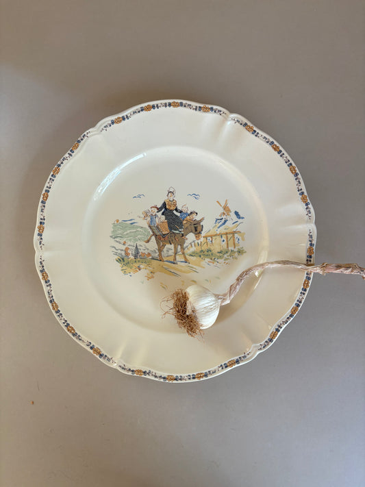 PLATO DE SERVIR  EN CERAMICA SARREGUEMINES.