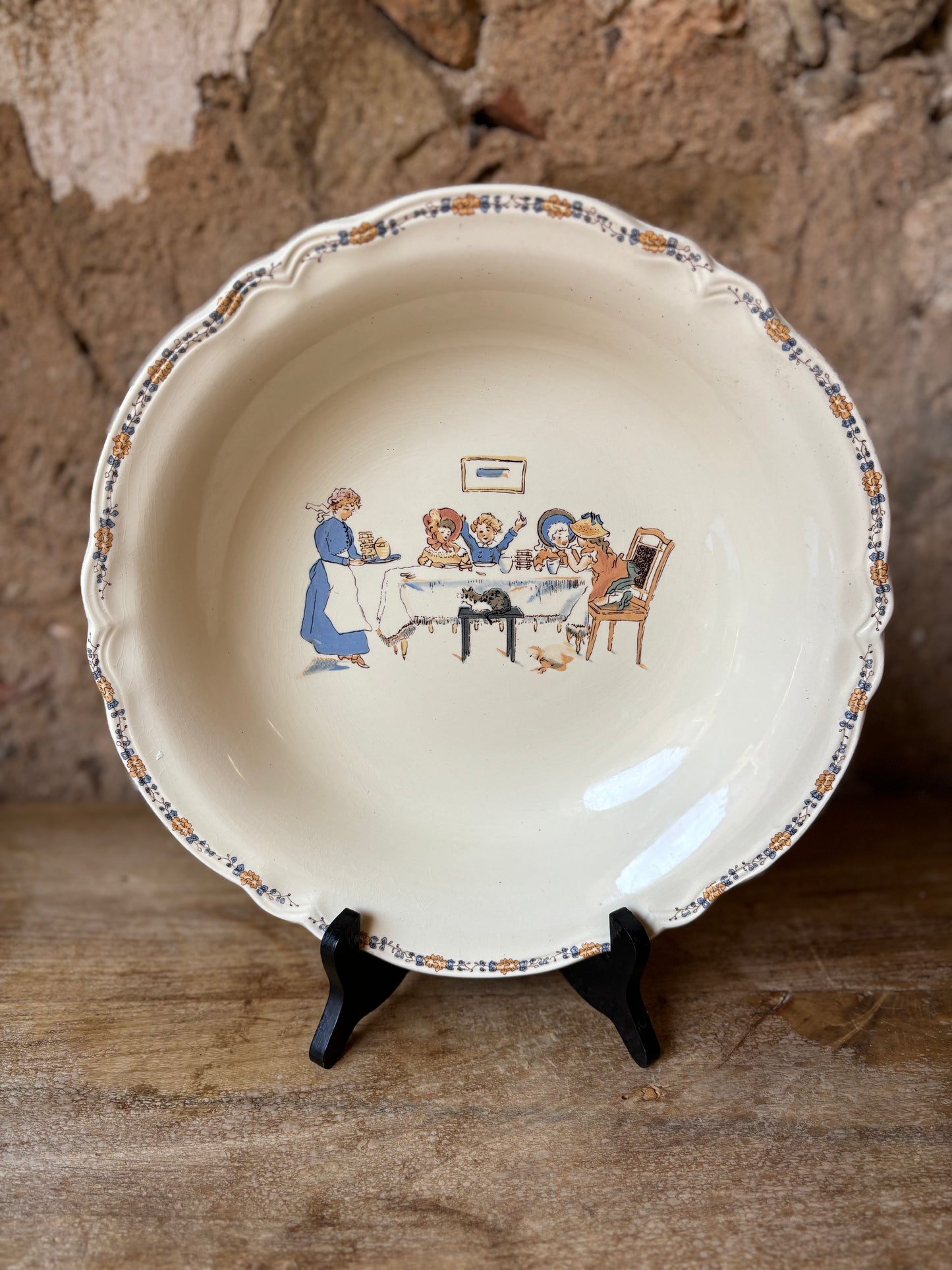 FUENTE REDONDA EN CERAMICA SARREGUEMINES.