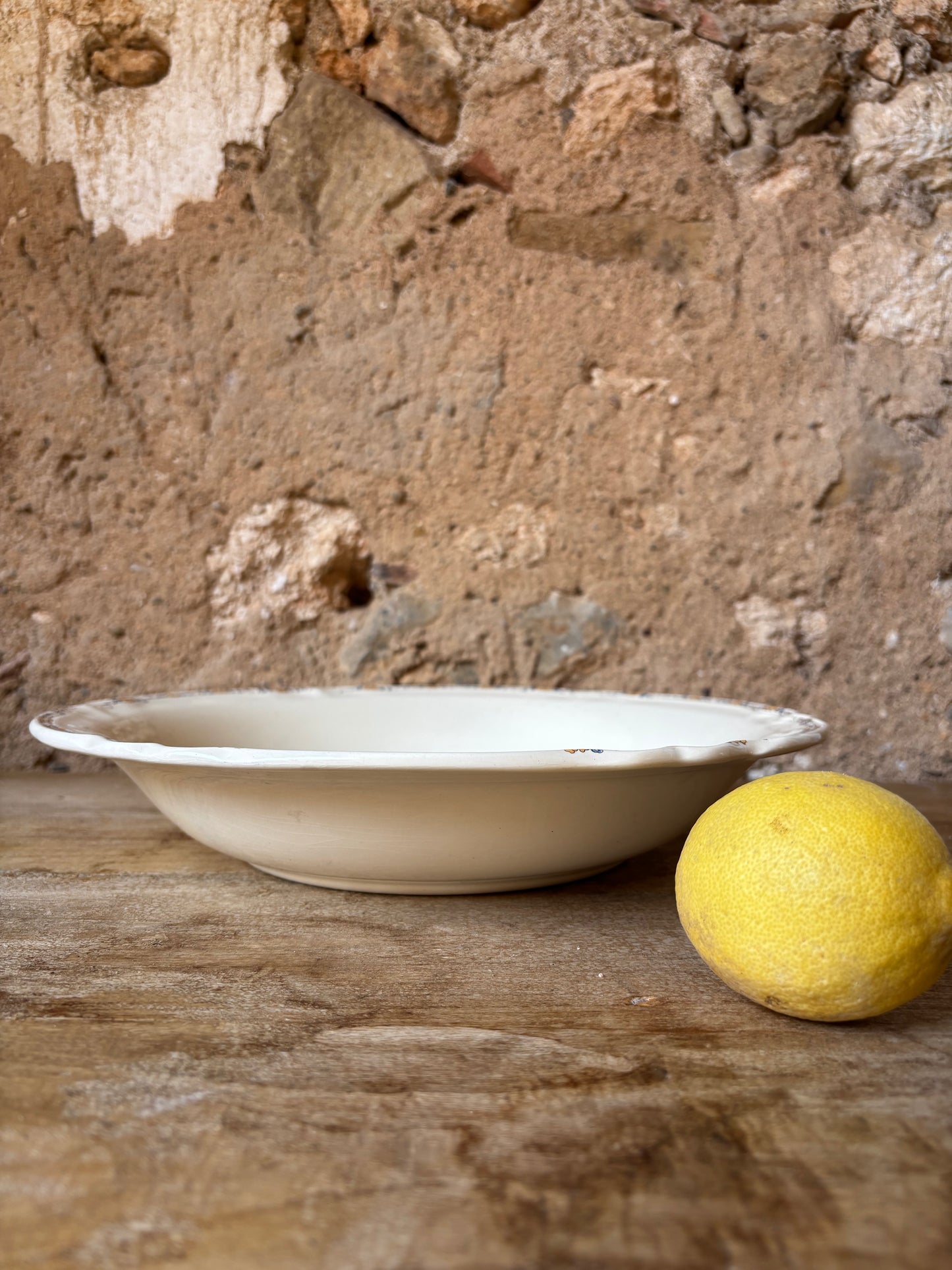 FUENTE REDONDA EN CERAMICA SARREGUEMINES.