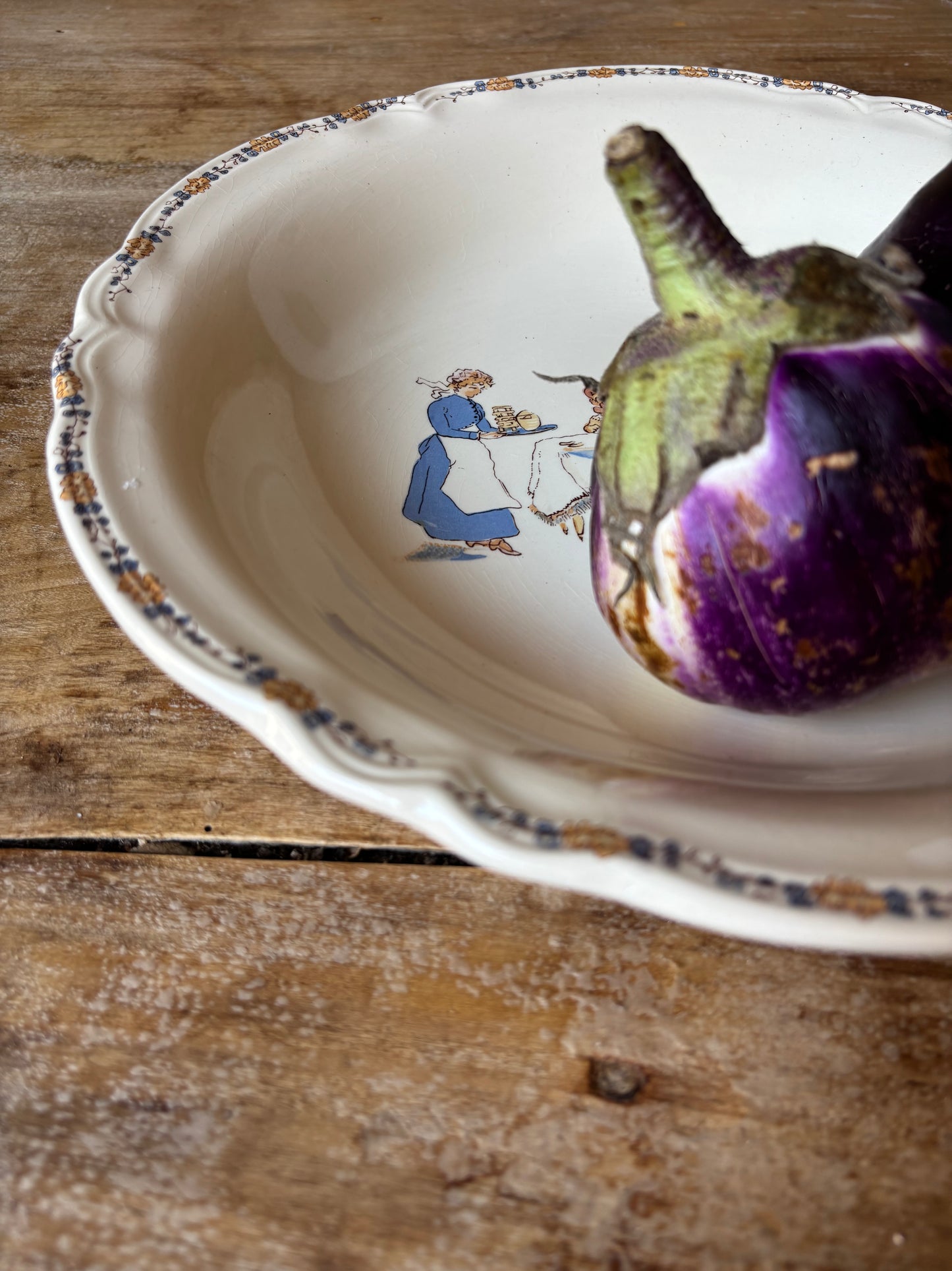 FUENTE REDONDA EN CERAMICA SARREGUEMINES.