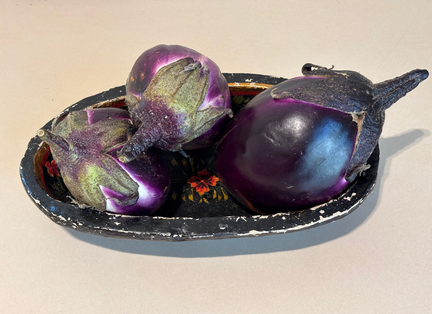 CUENCO ANTIGUO EN PAPEL MACHÉ.