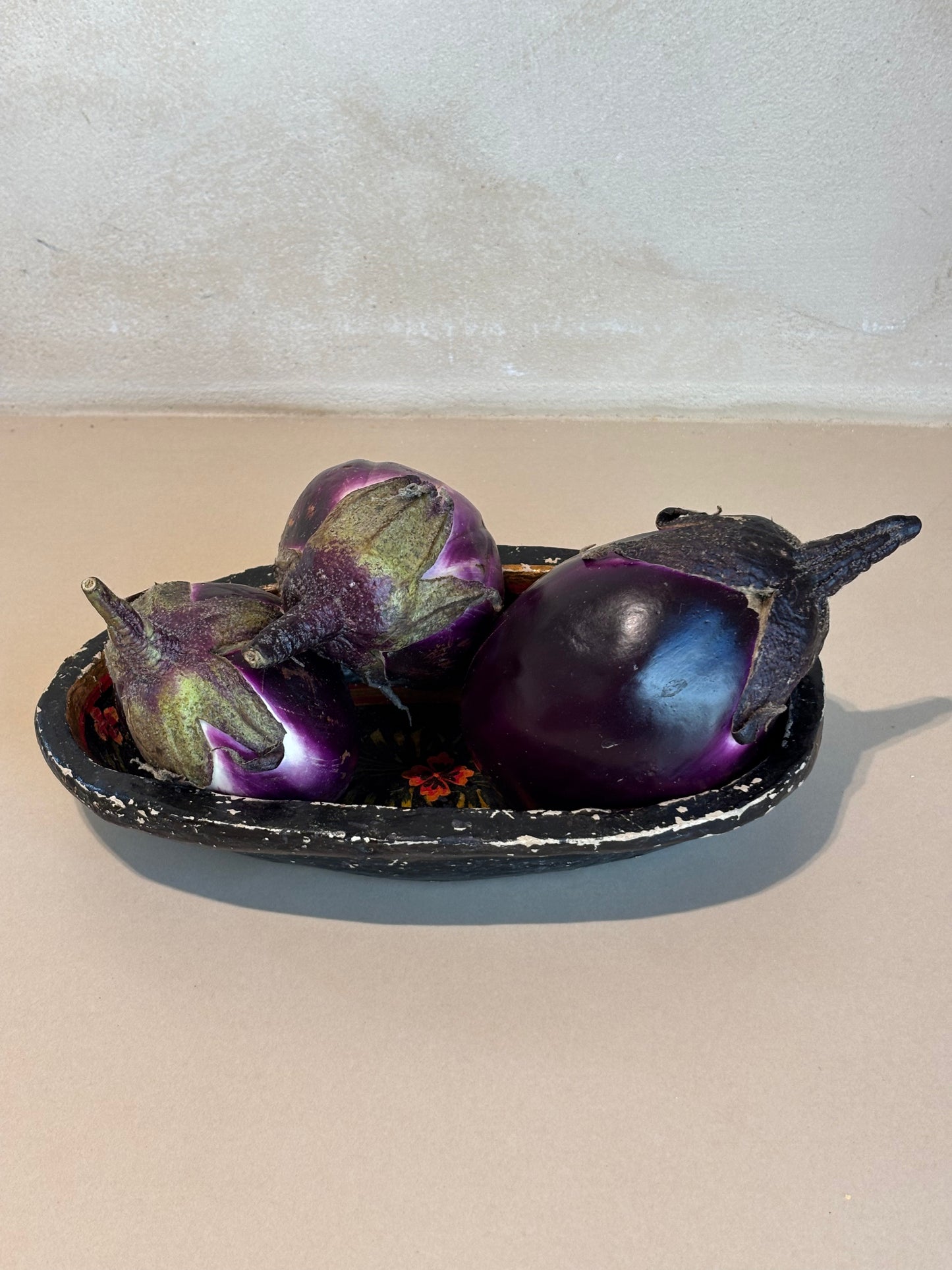 CUENCO ANTIGUO EN PAPEL MACHÉ.