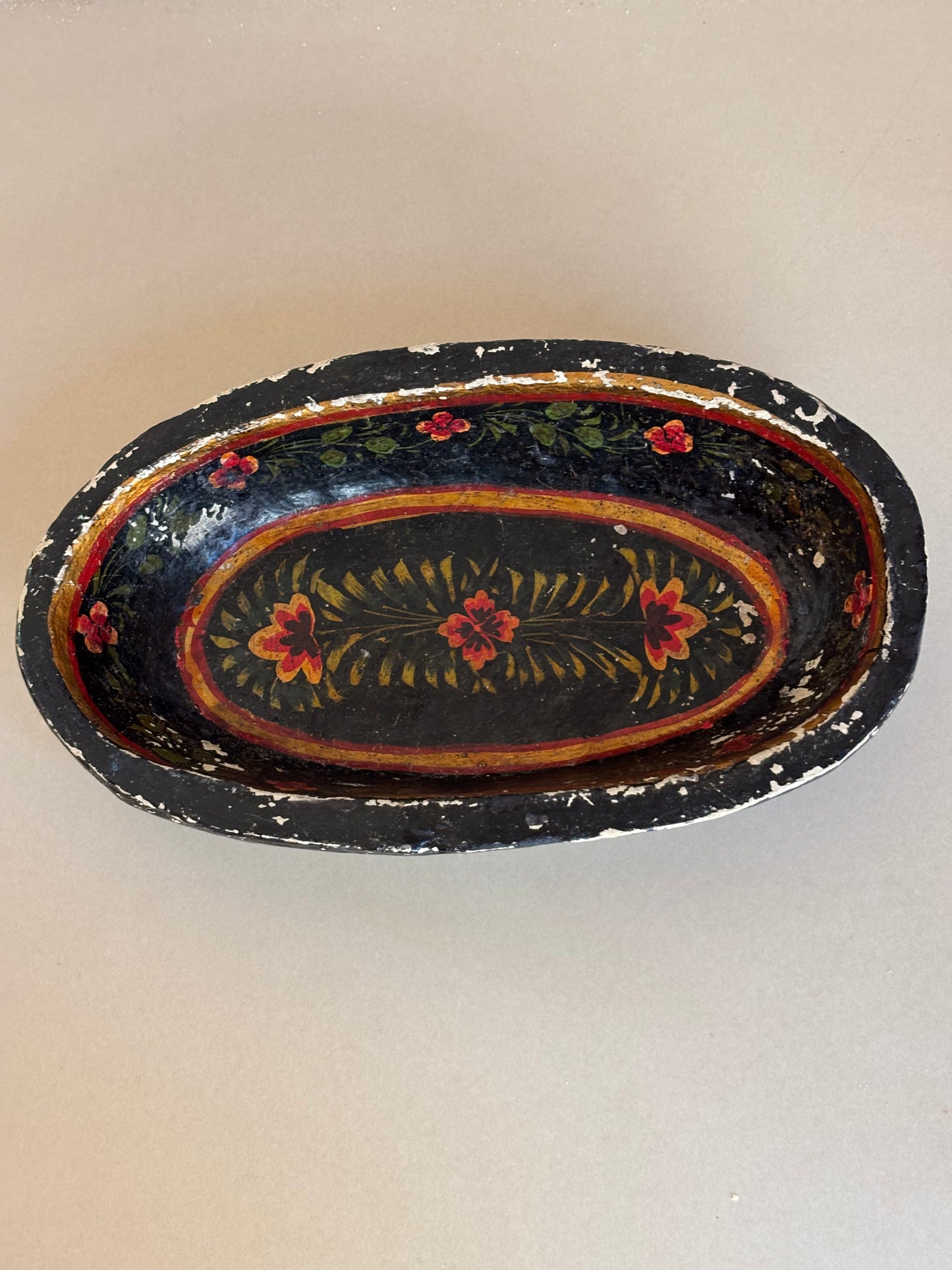 CUENCO ANTIGUO EN PAPEL MACHÉ.