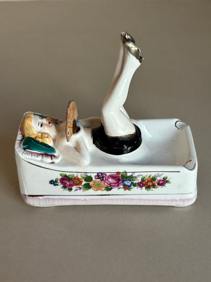 CENICERO PIN-UP EN PORCELANA.
