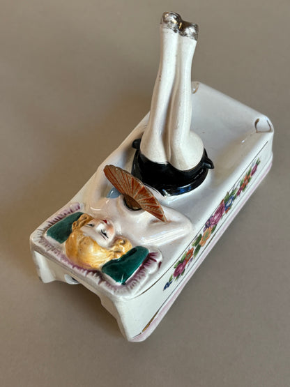 CENICERO PIN-UP EN PORCELANA.