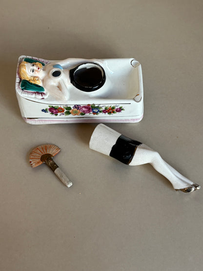 CENICERO PIN-UP EN PORCELANA.