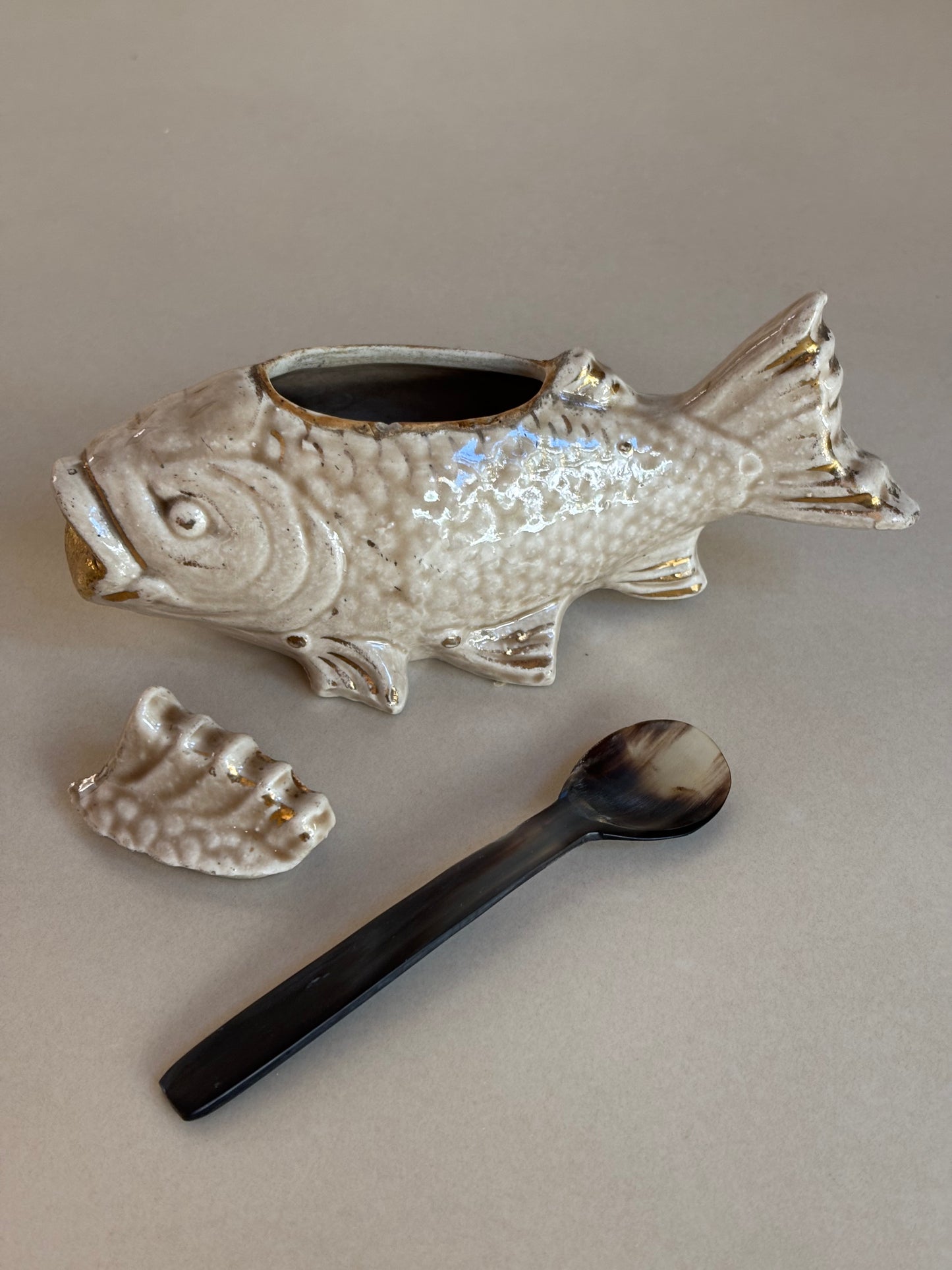 SALSERA-MOSTACERA FORMA DE PEZ.