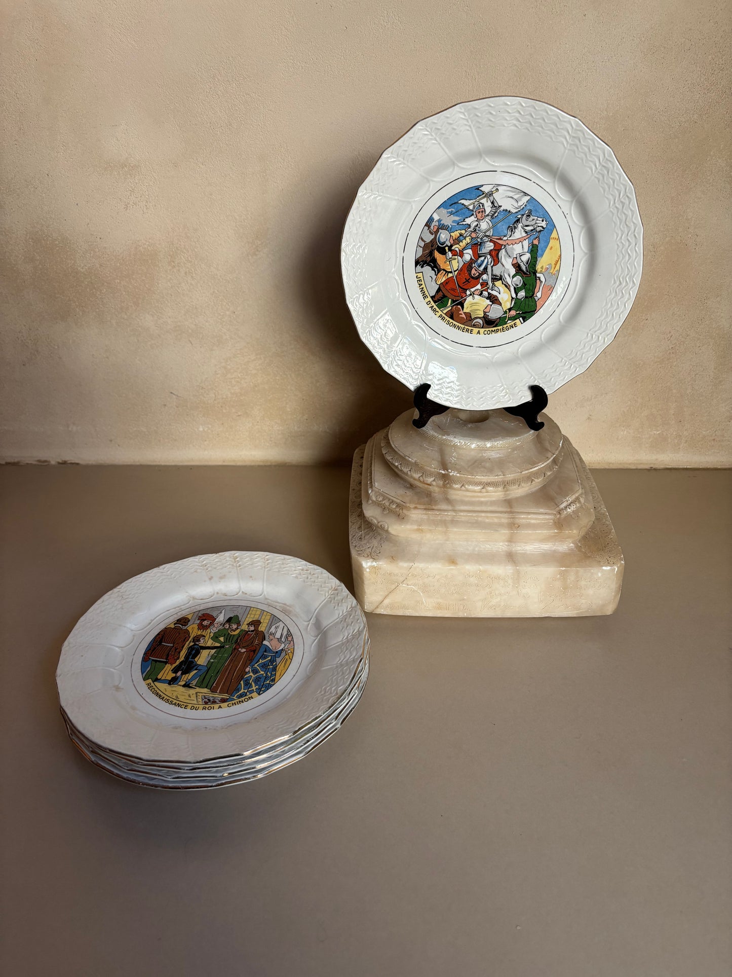 PLATOS PARLANTES COLECCIÓN "JEANNE D´ARC".