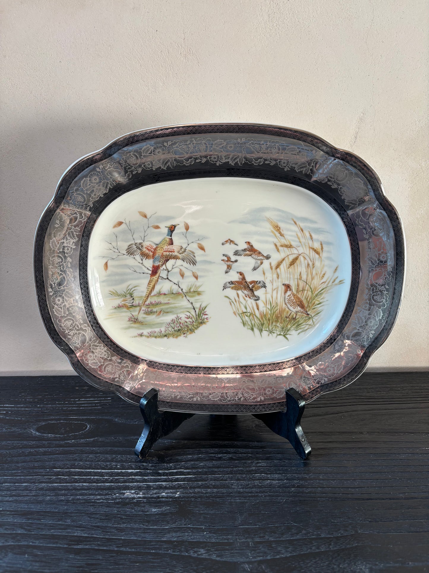 FUENTE EN PORCELANA INGLESA.