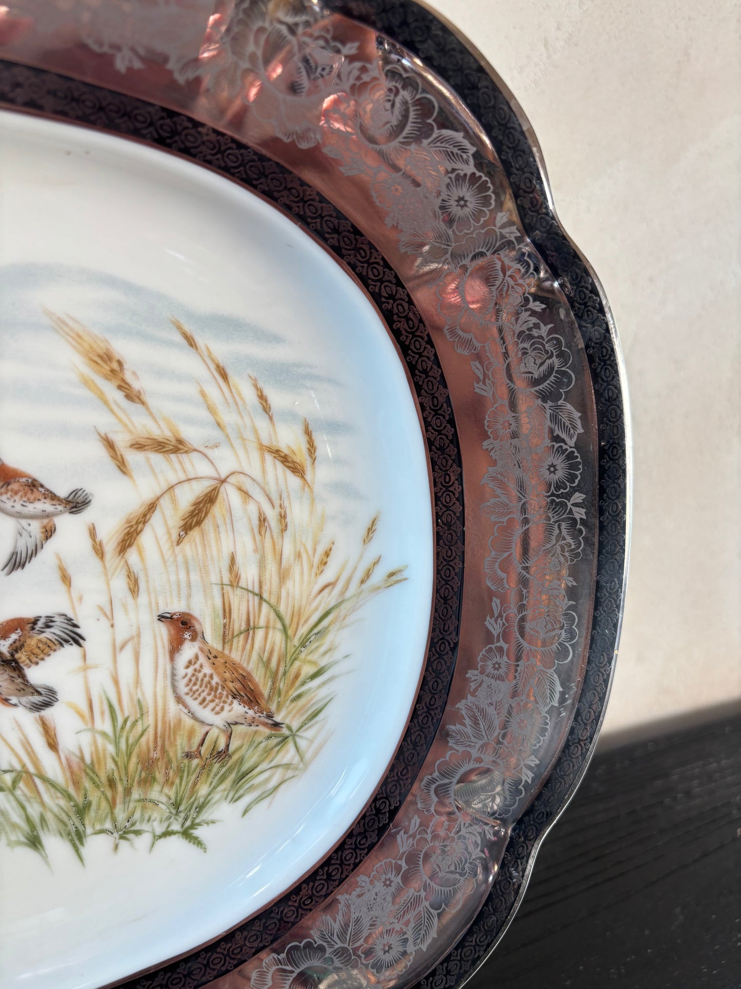 FUENTE EN PORCELANA INGLESA.