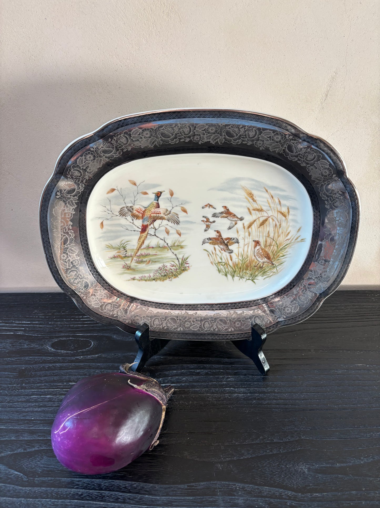 FUENTE EN PORCELANA INGLESA.