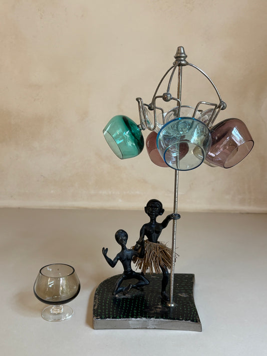 SOPORTE VINTAGE EN HIERRO CON FIGURAS Y COPAS DE COÑAC.