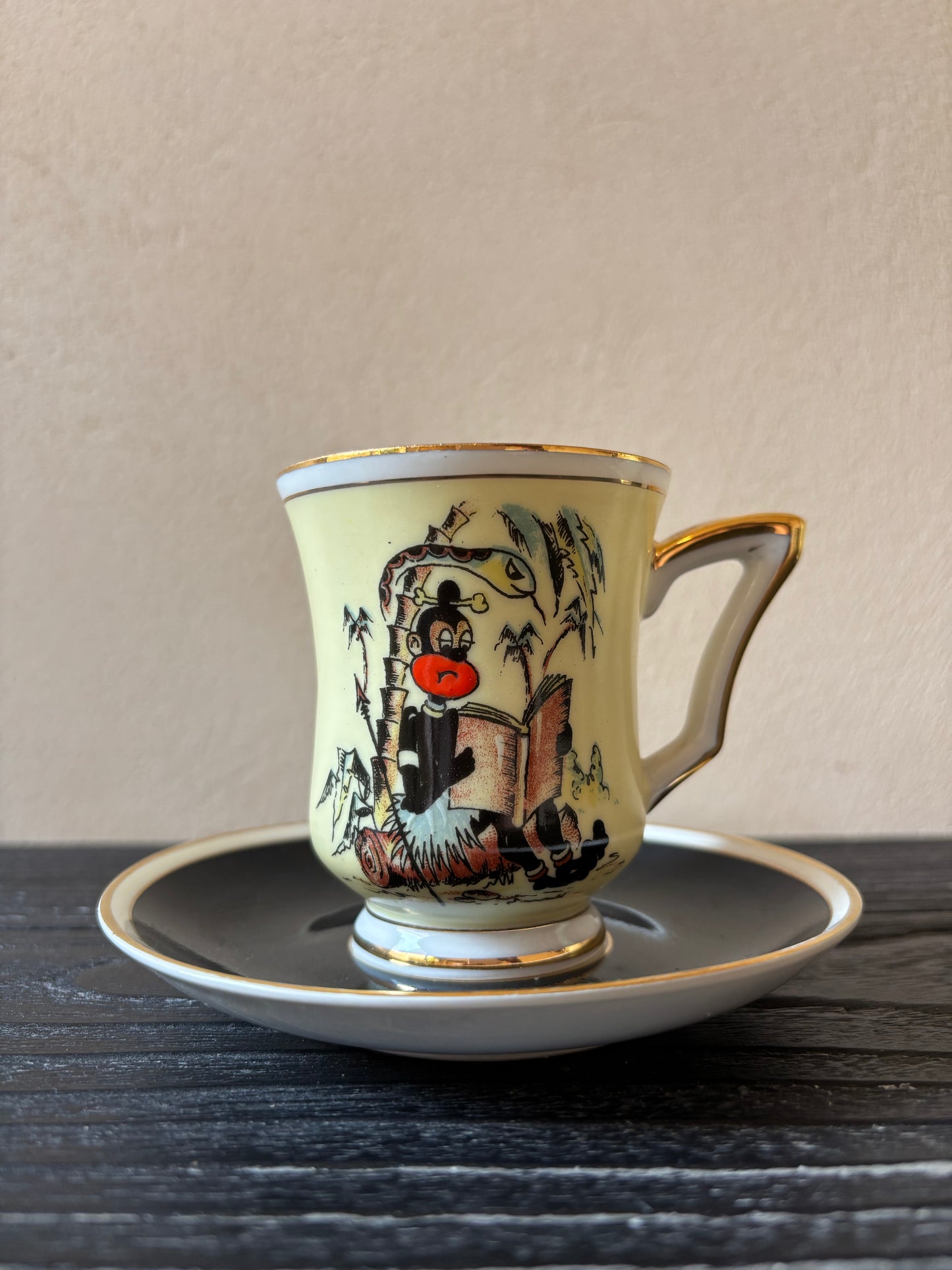 SET DE CHOCOLATERA Y 6 TAZAS EN PORCELANA.