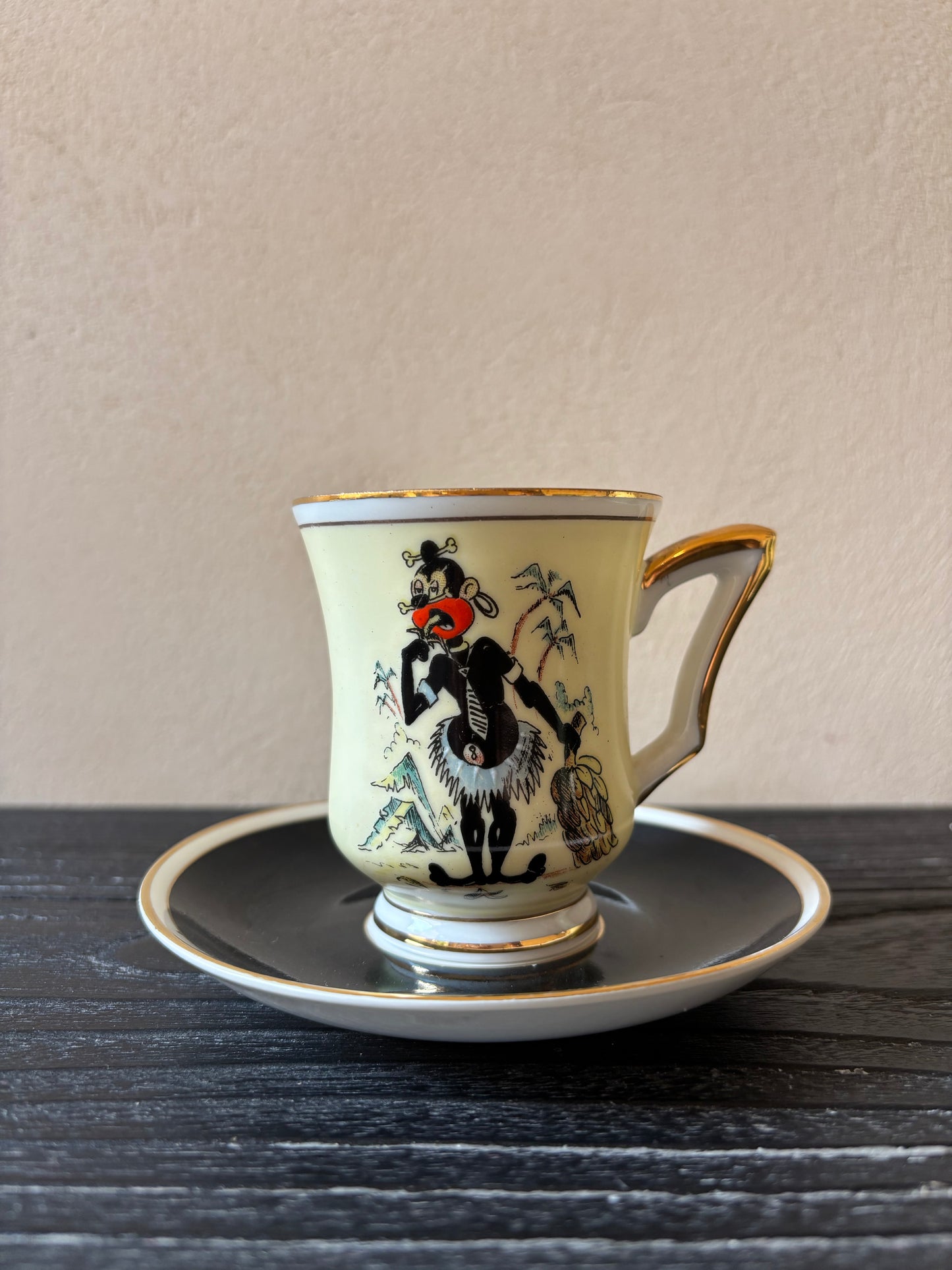 SET DE CHOCOLATERA Y 6 TAZAS EN PORCELANA.