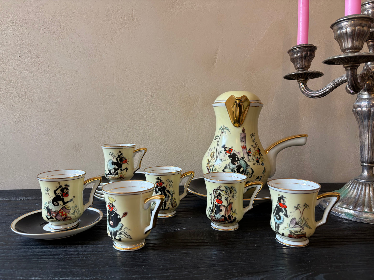 SET DE CHOCOLATERA Y 6 TAZAS EN PORCELANA.