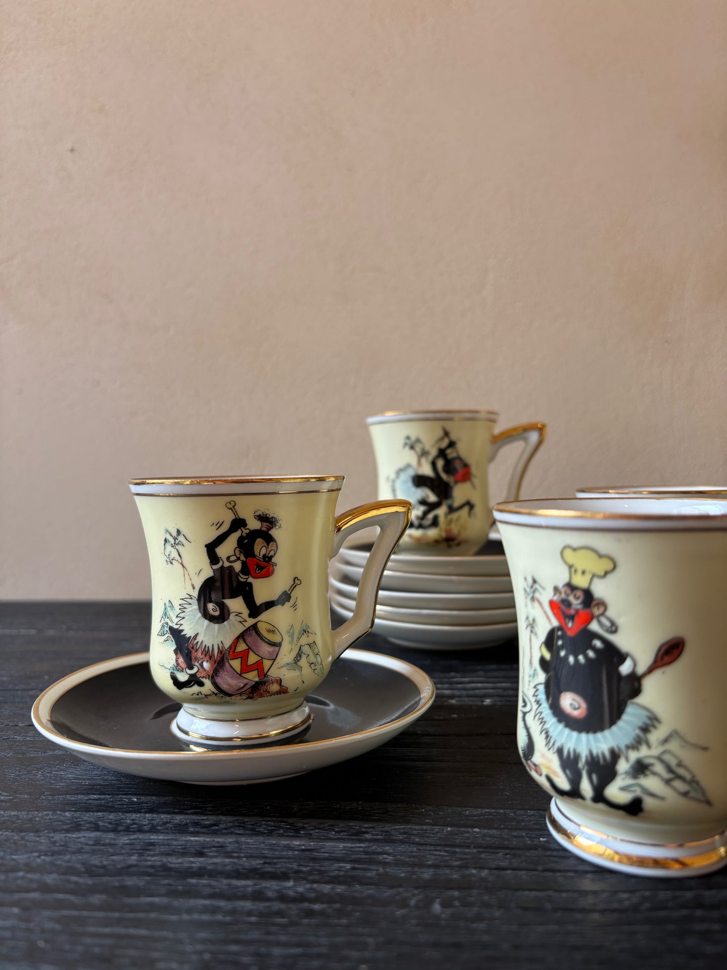 SET DE CHOCOLATERA Y 6 TAZAS EN PORCELANA.