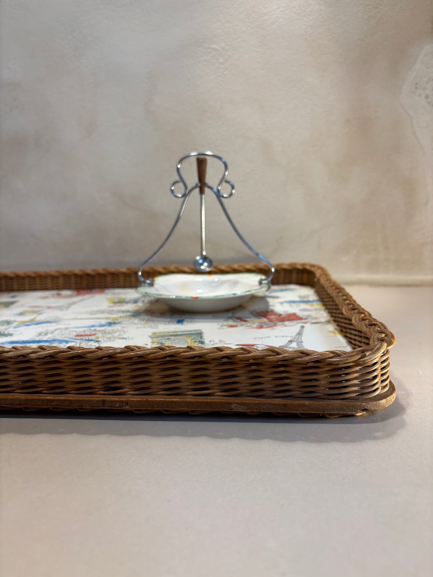 BANDEJA RAFIA ESTAMPADO PARISINO.