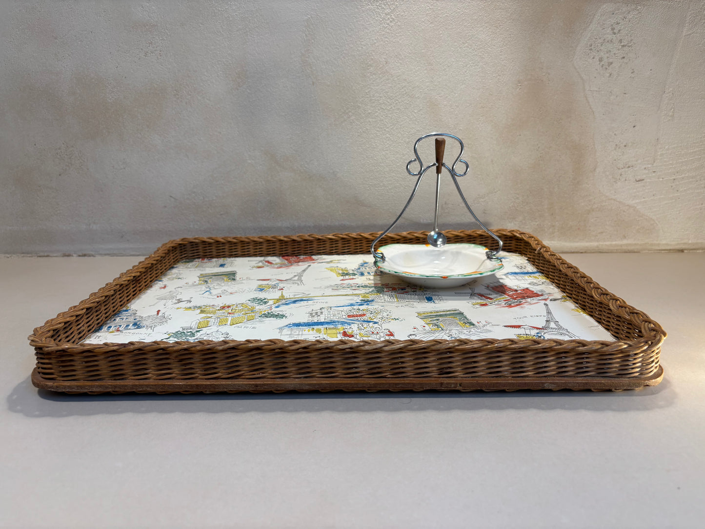 BANDEJA RAFIA ESTAMPADO PARISINO.