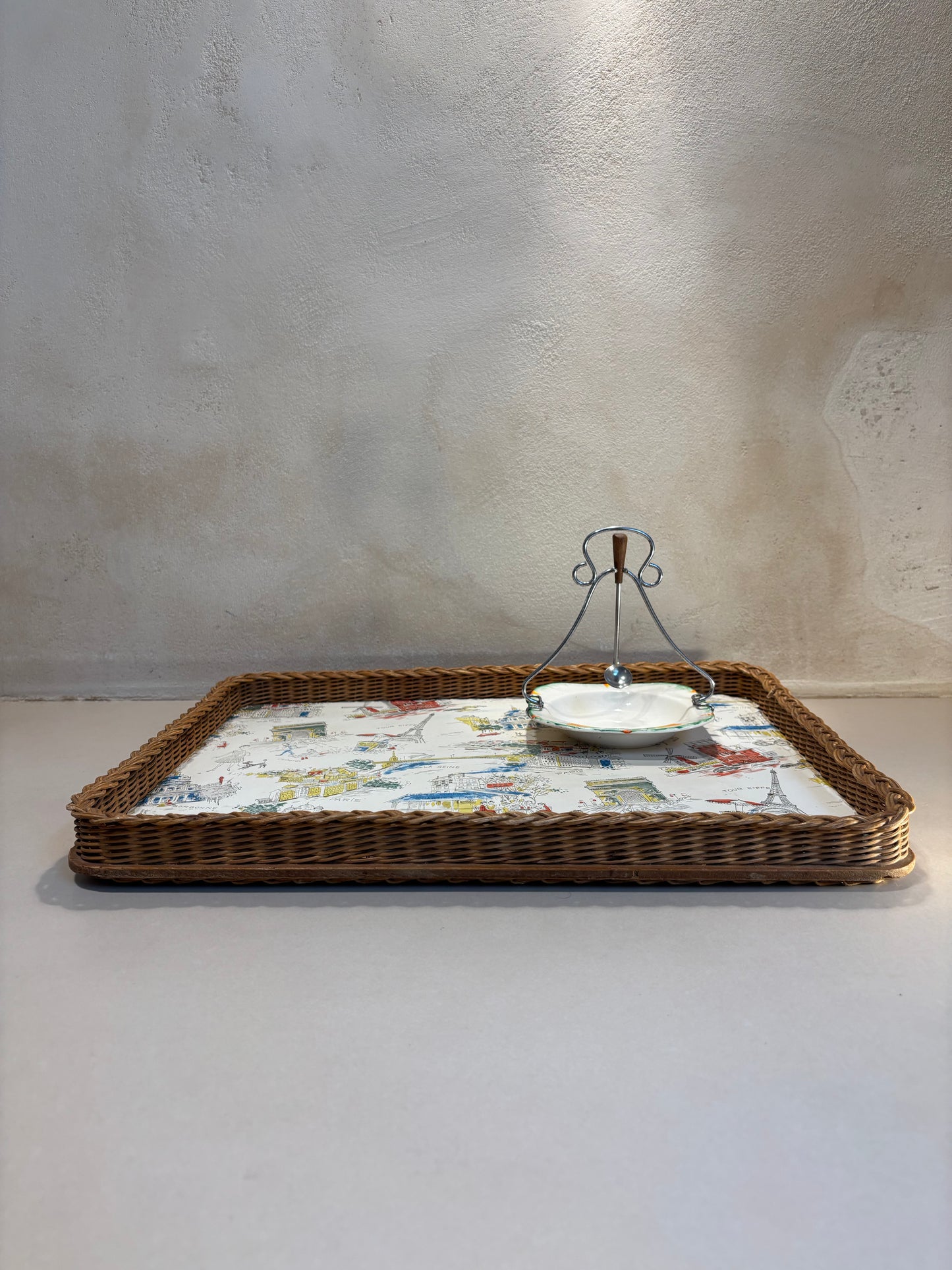 BANDEJA RAFIA ESTAMPADO PARISINO.