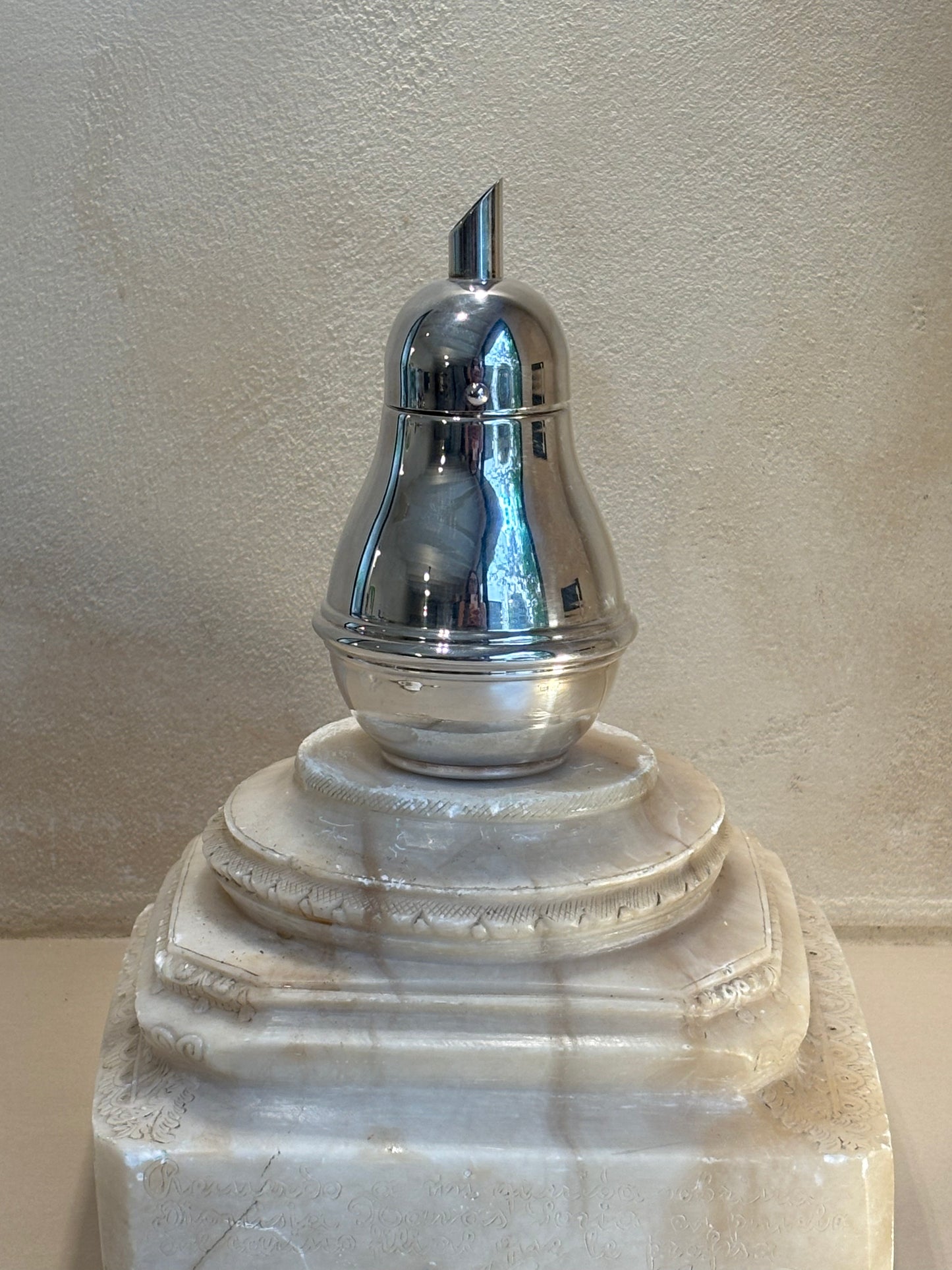 DISPENSADOR DE AZUCAR EN PLATA.
