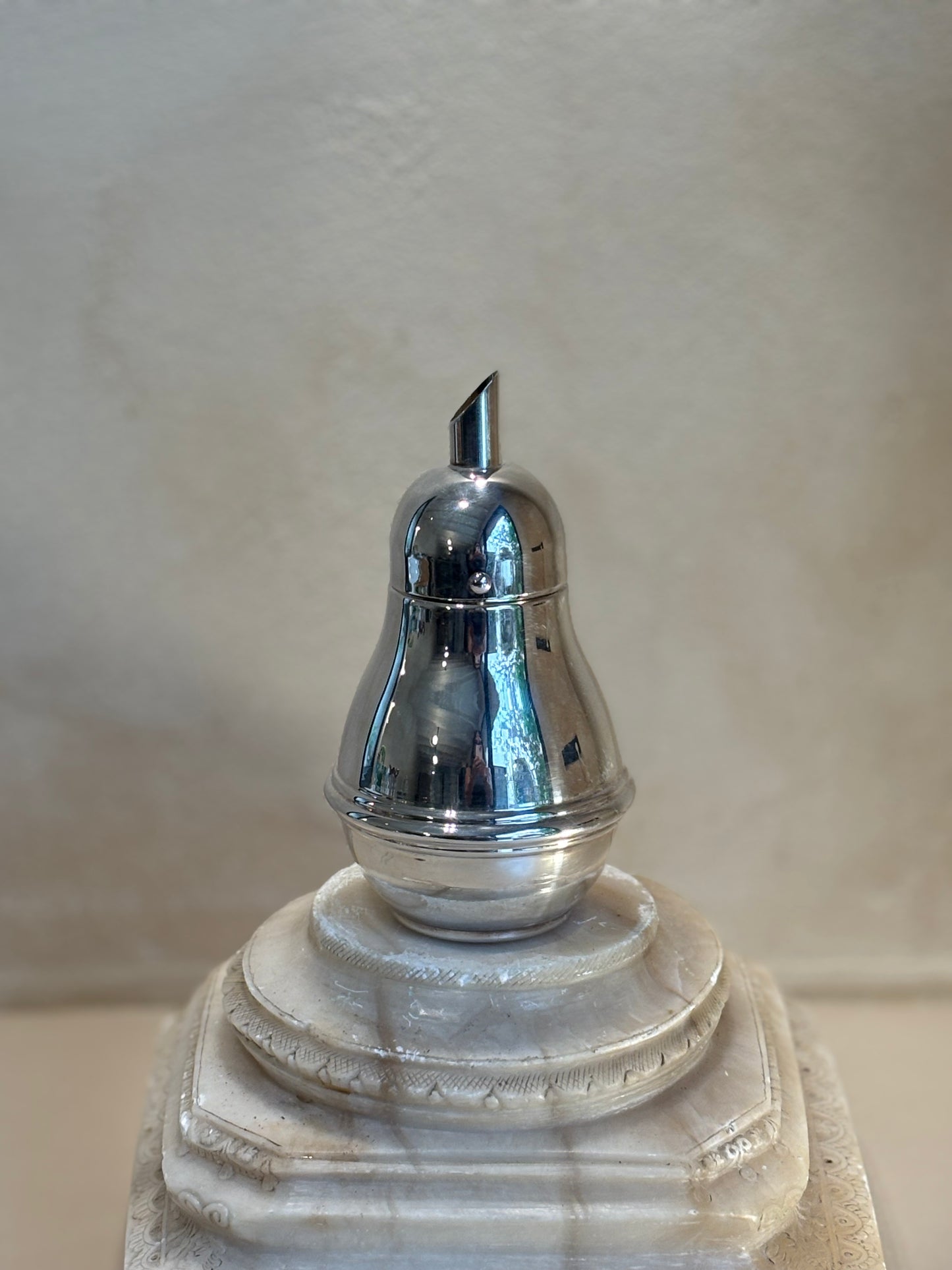 DISPENSADOR DE AZUCAR EN PLATA.