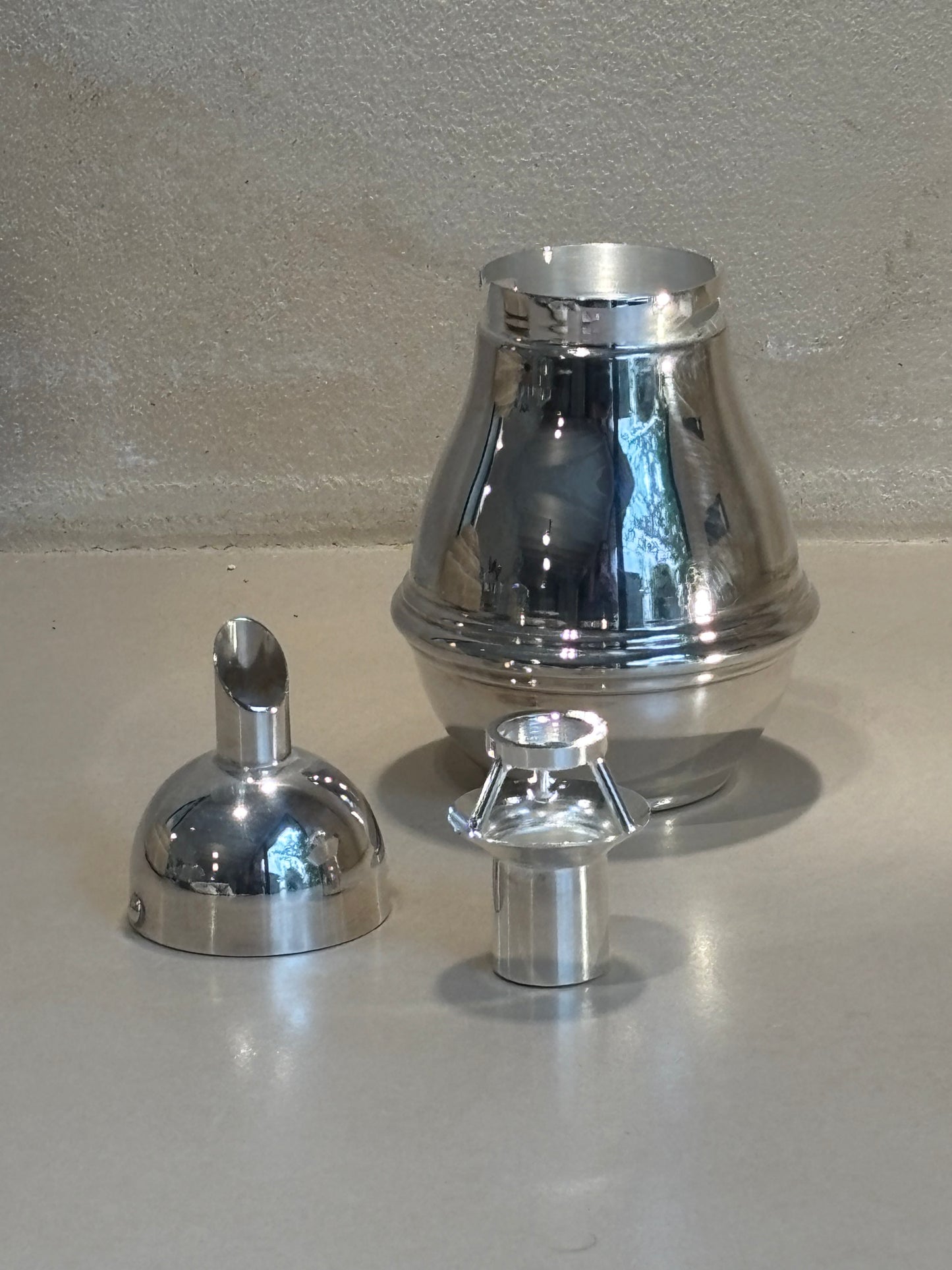 DISPENSADOR DE AZUCAR EN PLATA.