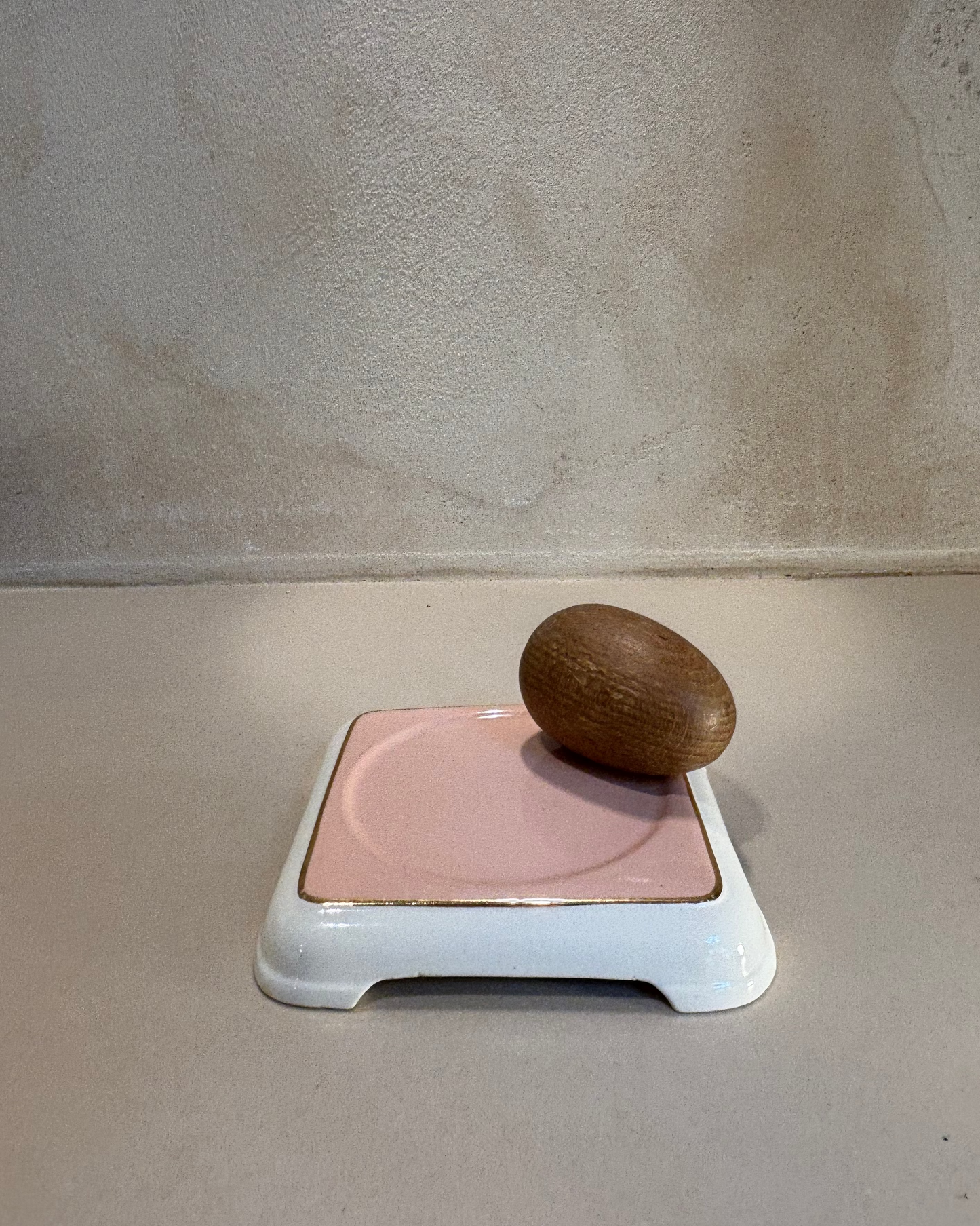 SALVAMANTELES EN CERAMICA ESMALTADA.