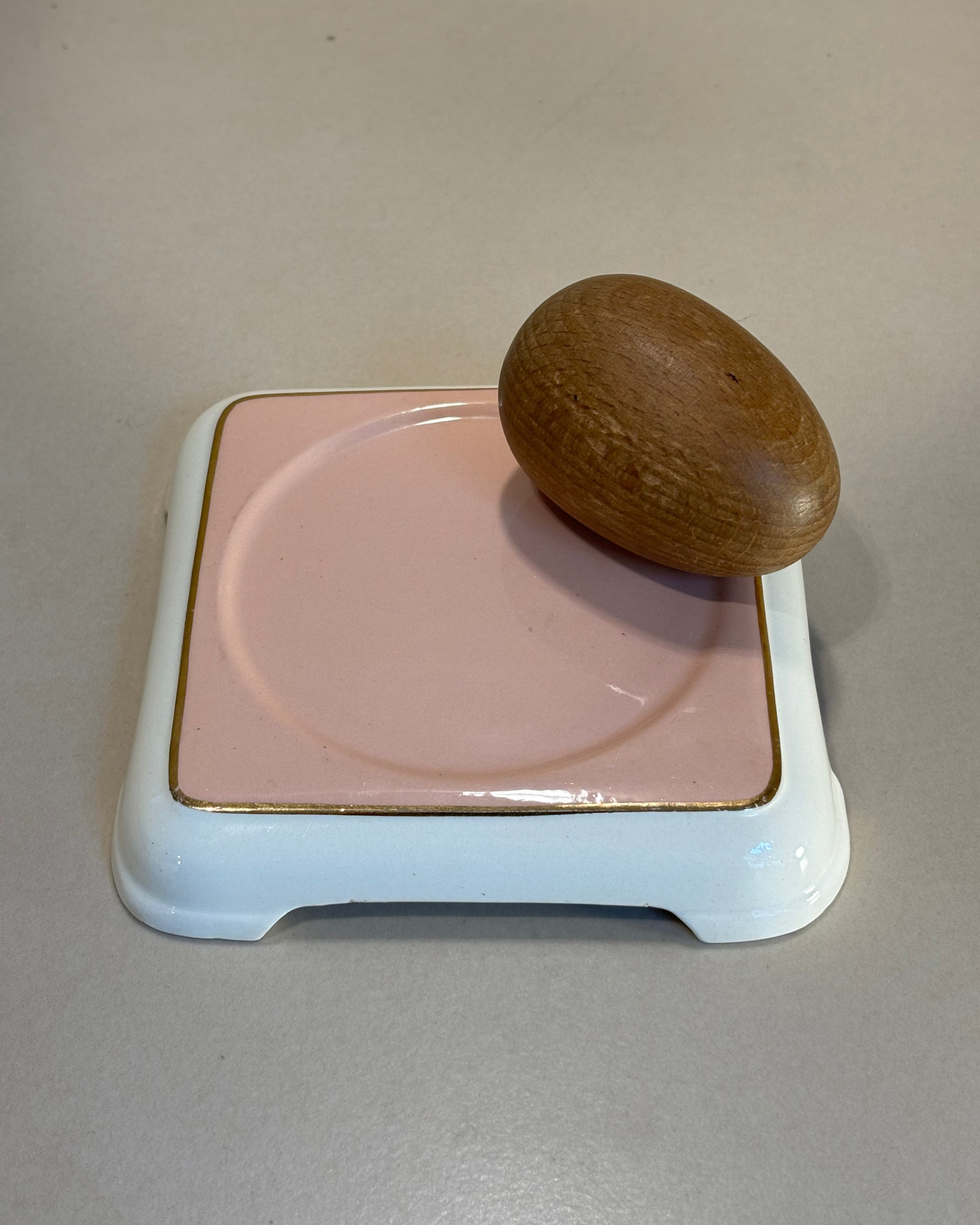 SALVAMANTELES EN CERAMICA ESMALTADA.