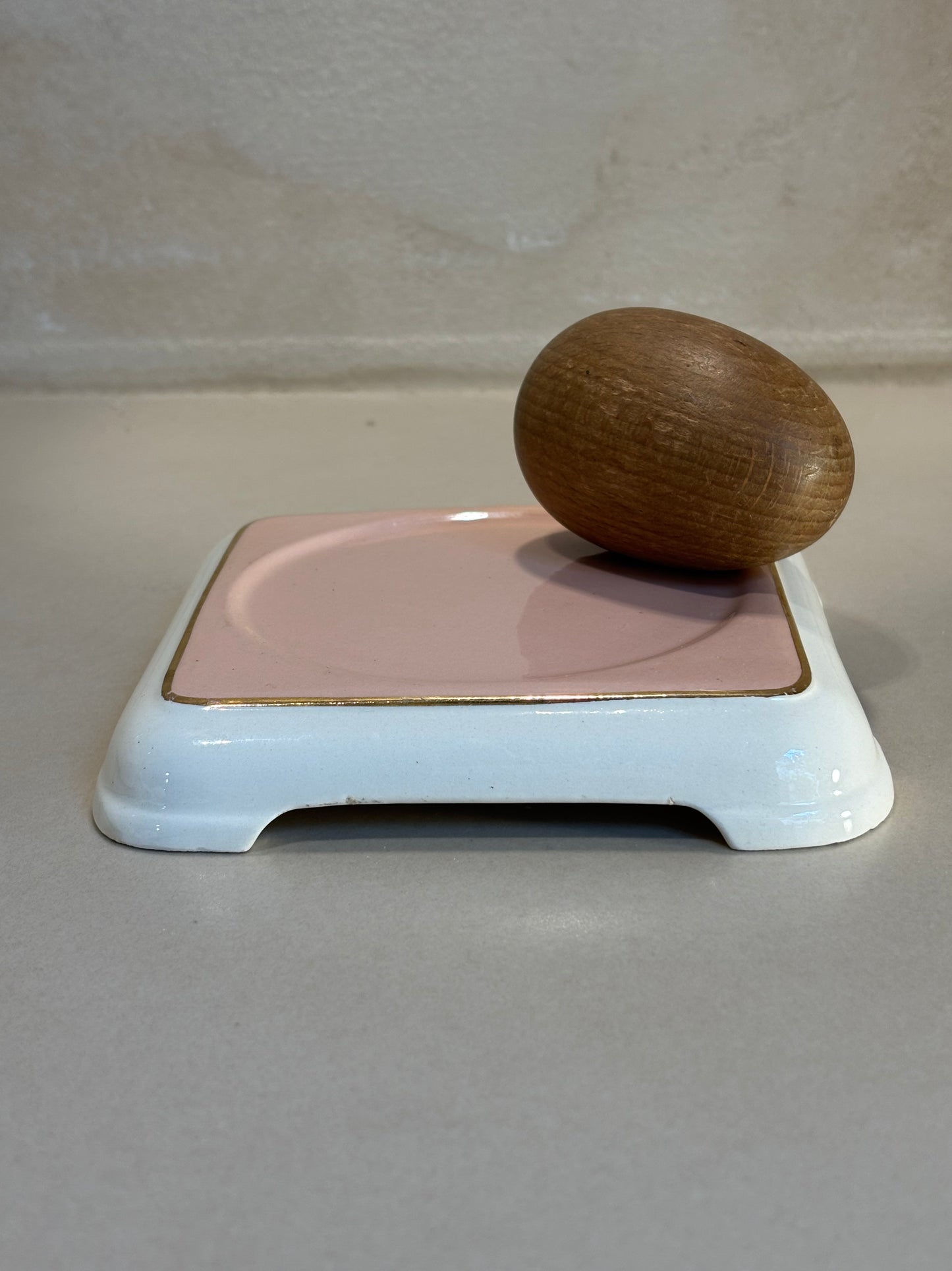 SALVAMANTELES EN CERAMICA ESMALTADA.