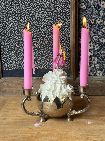 ANTIGUO CANDELABRO DE 3 PORTAVELAS EN METAL PLATEADO.