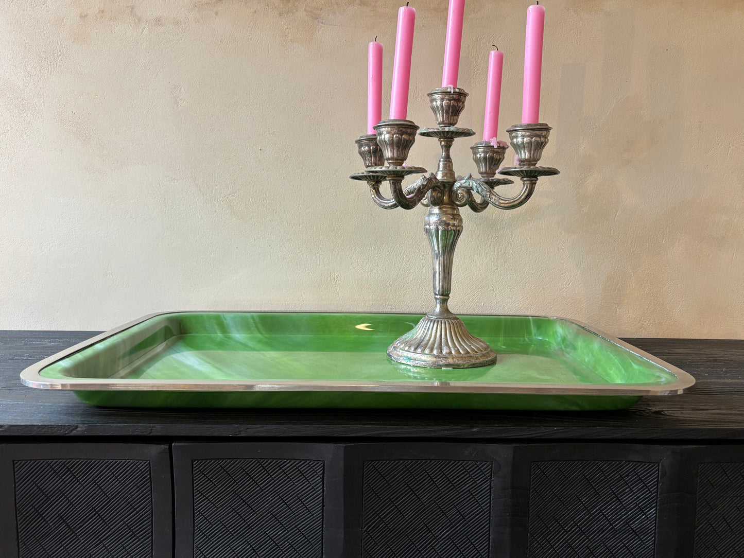 BANDEJA MID-CENTURY EN LUCITA.