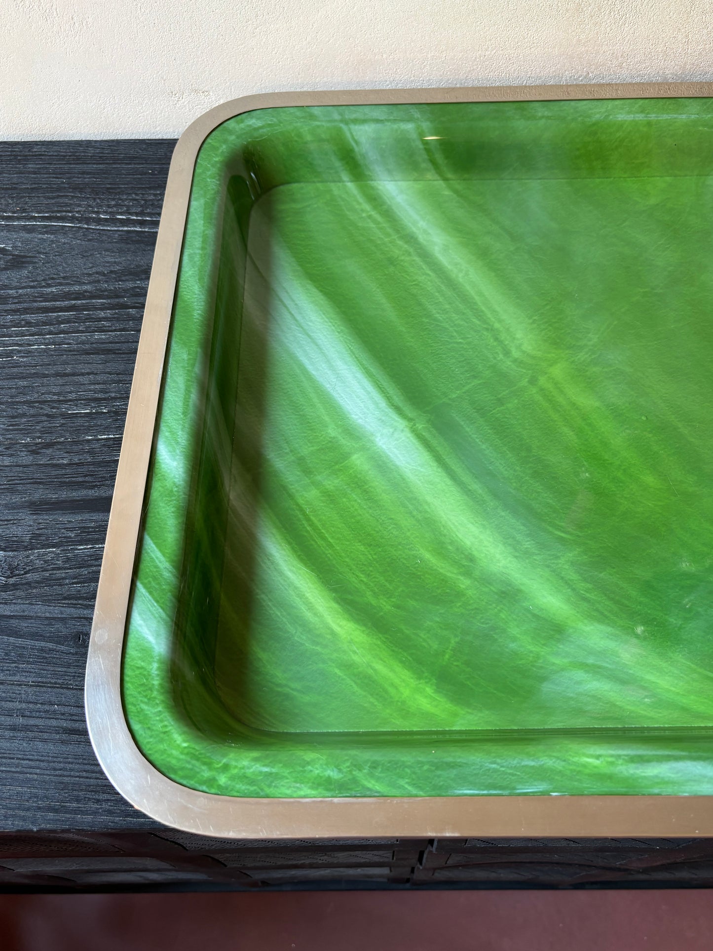 BANDEJA MID-CENTURY EN LUCITA.