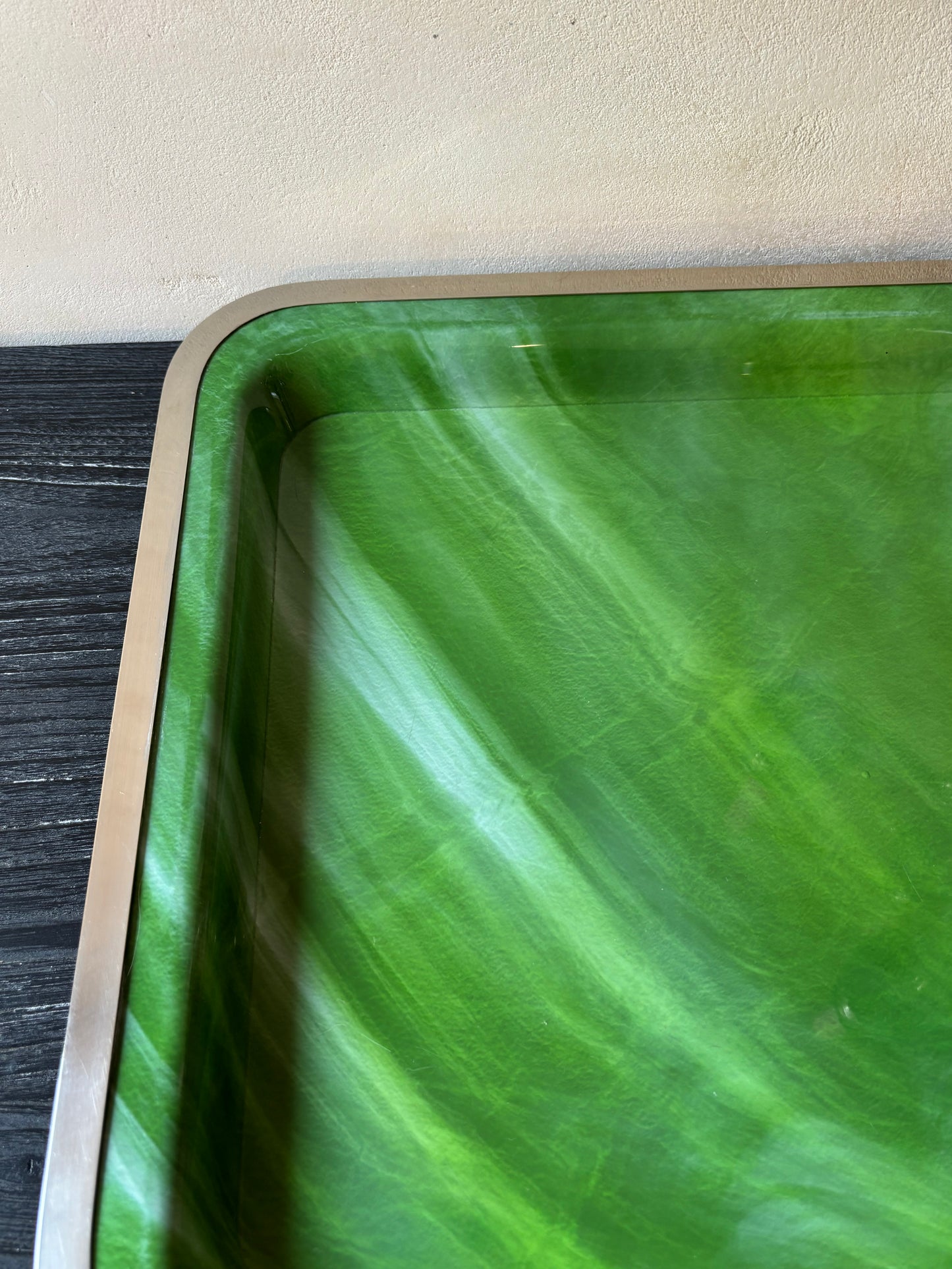 BANDEJA MID-CENTURY EN LUCITA.