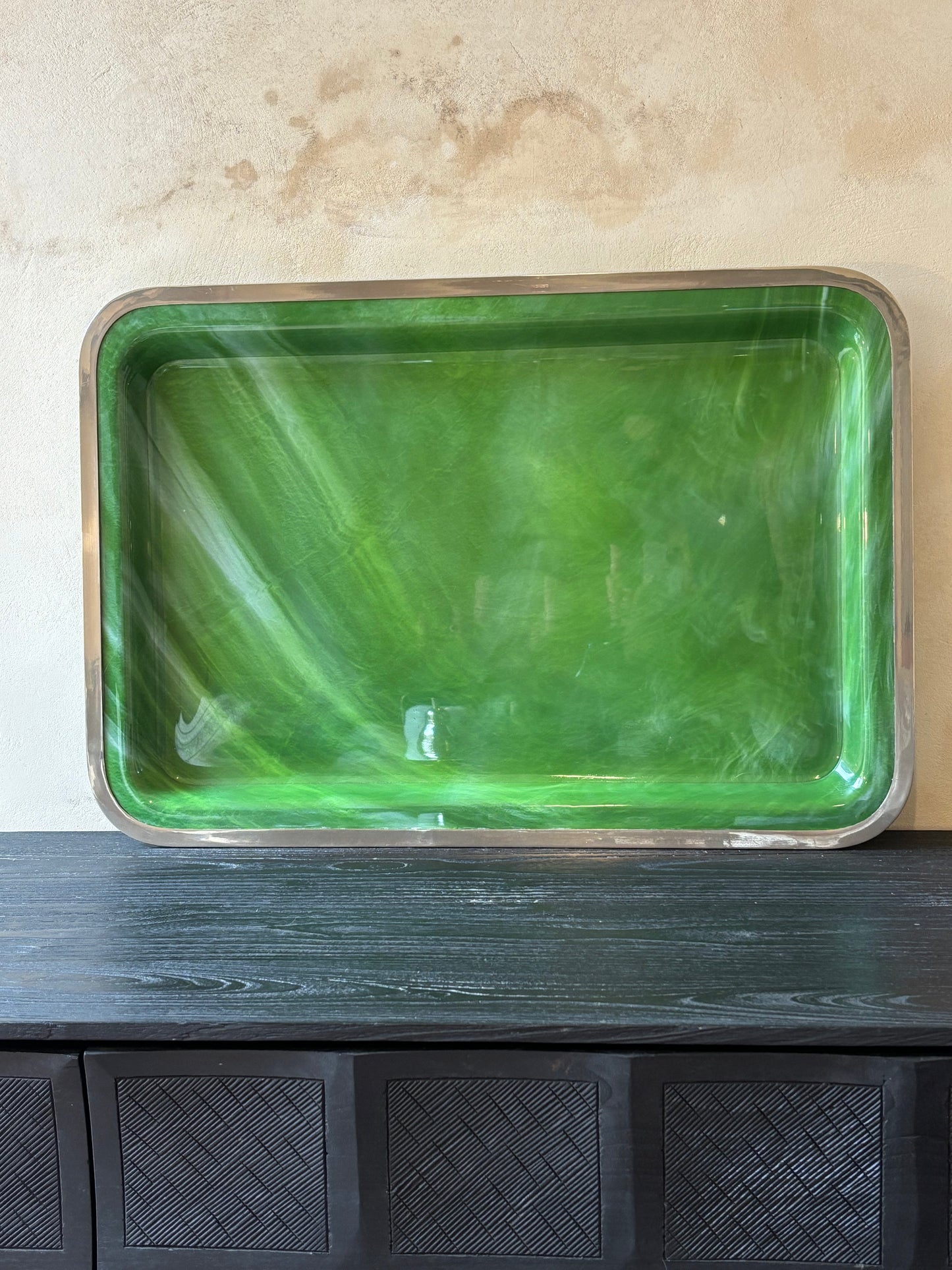 BANDEJA MID-CENTURY EN LUCITA.