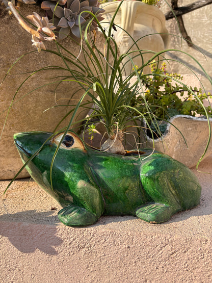 MACETERO EN LOZA ESMALTADA.