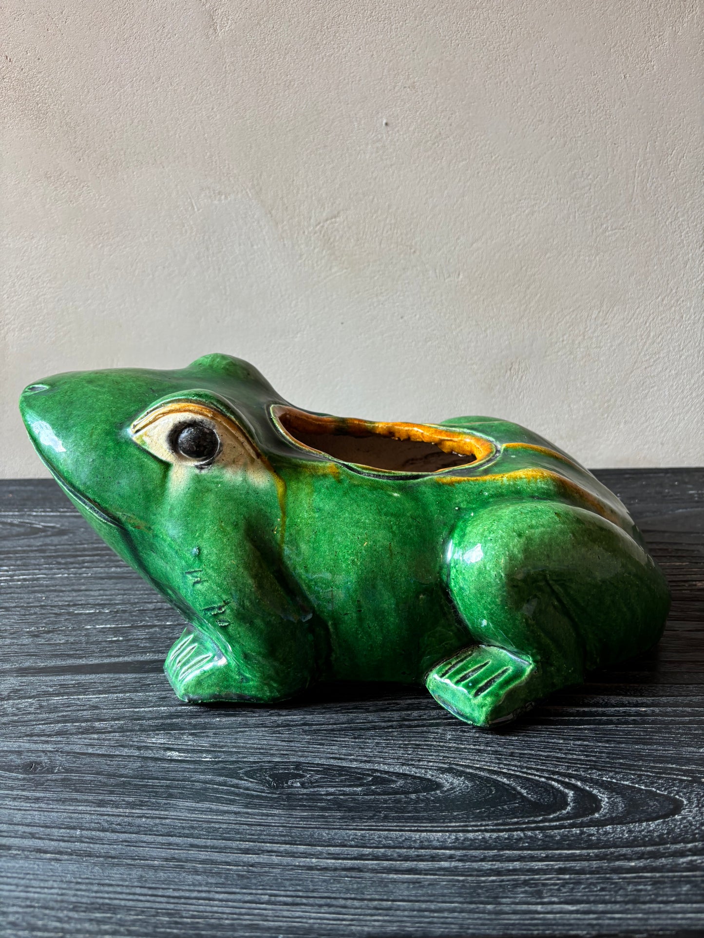 MACETERO EN LOZA ESMALTADA.