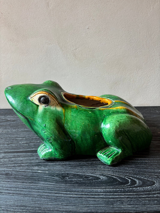 MACETERO EN LOZA ESMALTADA.