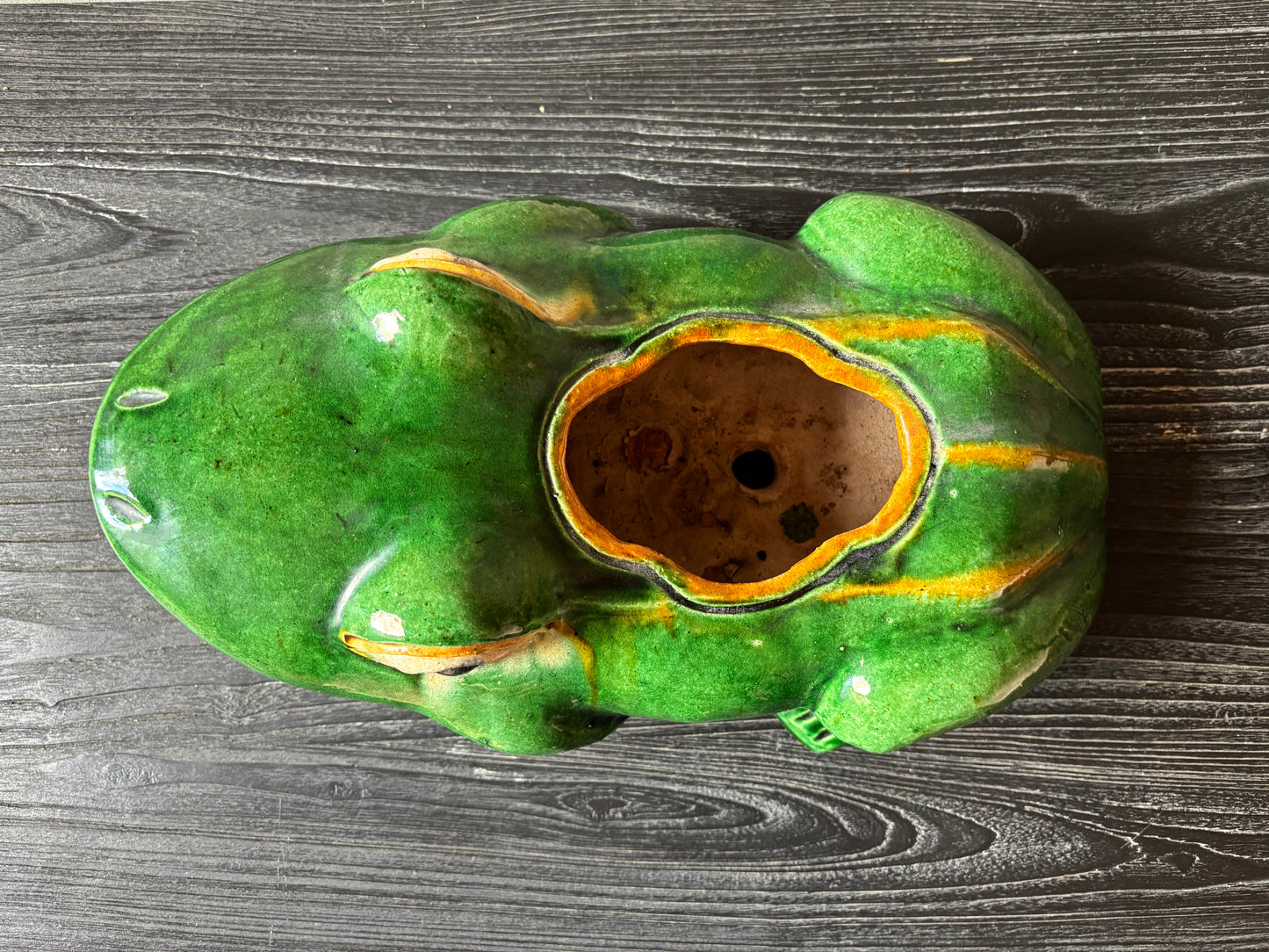 MACETERO EN LOZA ESMALTADA.