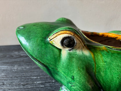 MACETERO EN LOZA ESMALTADA.