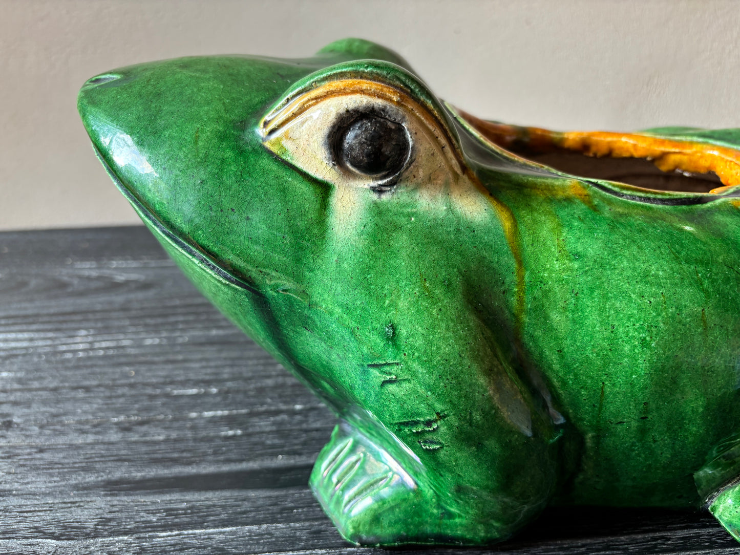 MACETERO EN LOZA ESMALTADA.