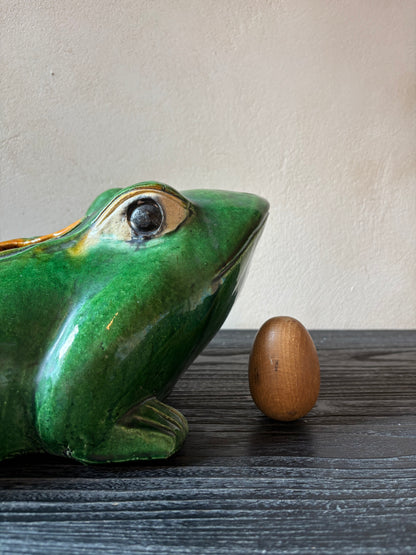 MACETERO EN LOZA ESMALTADA.