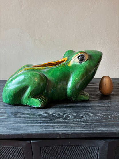 MACETERO EN LOZA ESMALTADA.