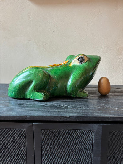 MACETERO EN LOZA ESMALTADA.